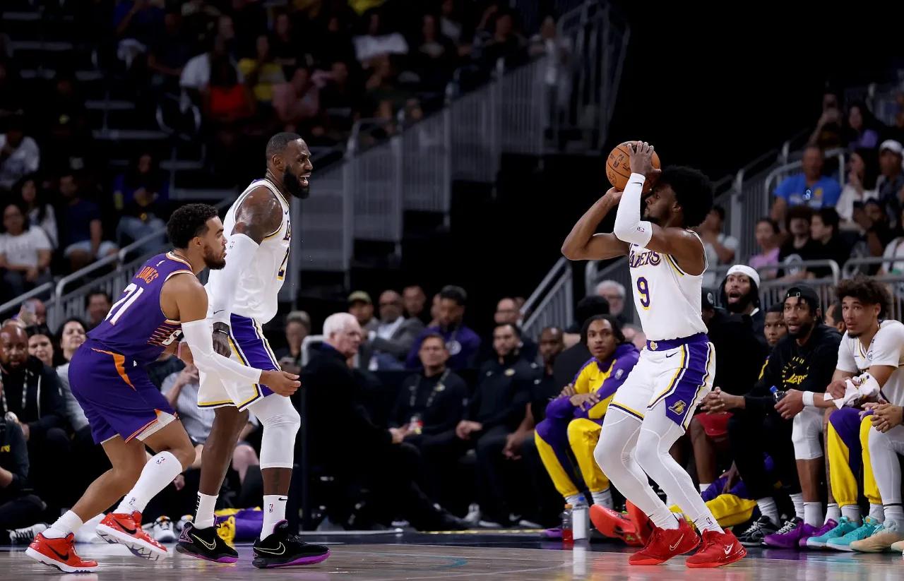 热闹异常！赛场上的战况令人瞩目