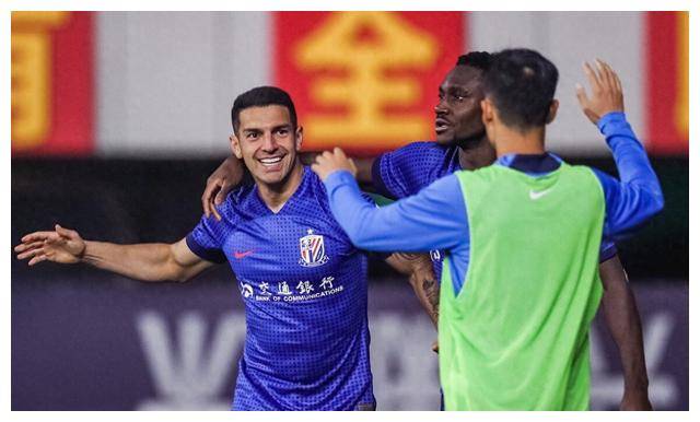 包含中前场配合默契，进攻组织有条不紊的词条