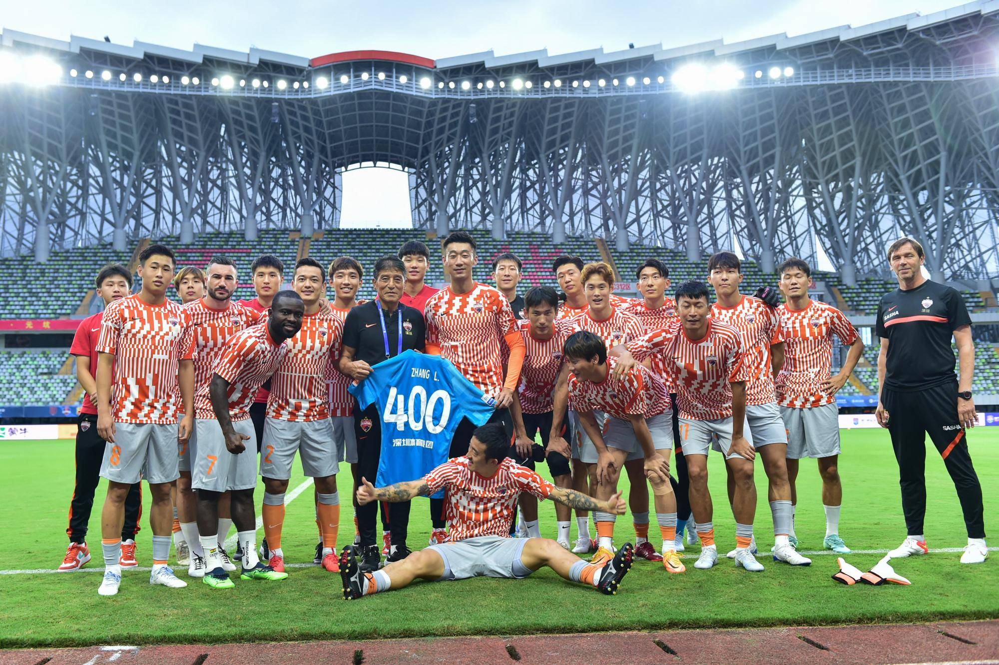 包含中前场配合默契，进攻组织有条不紊的词条