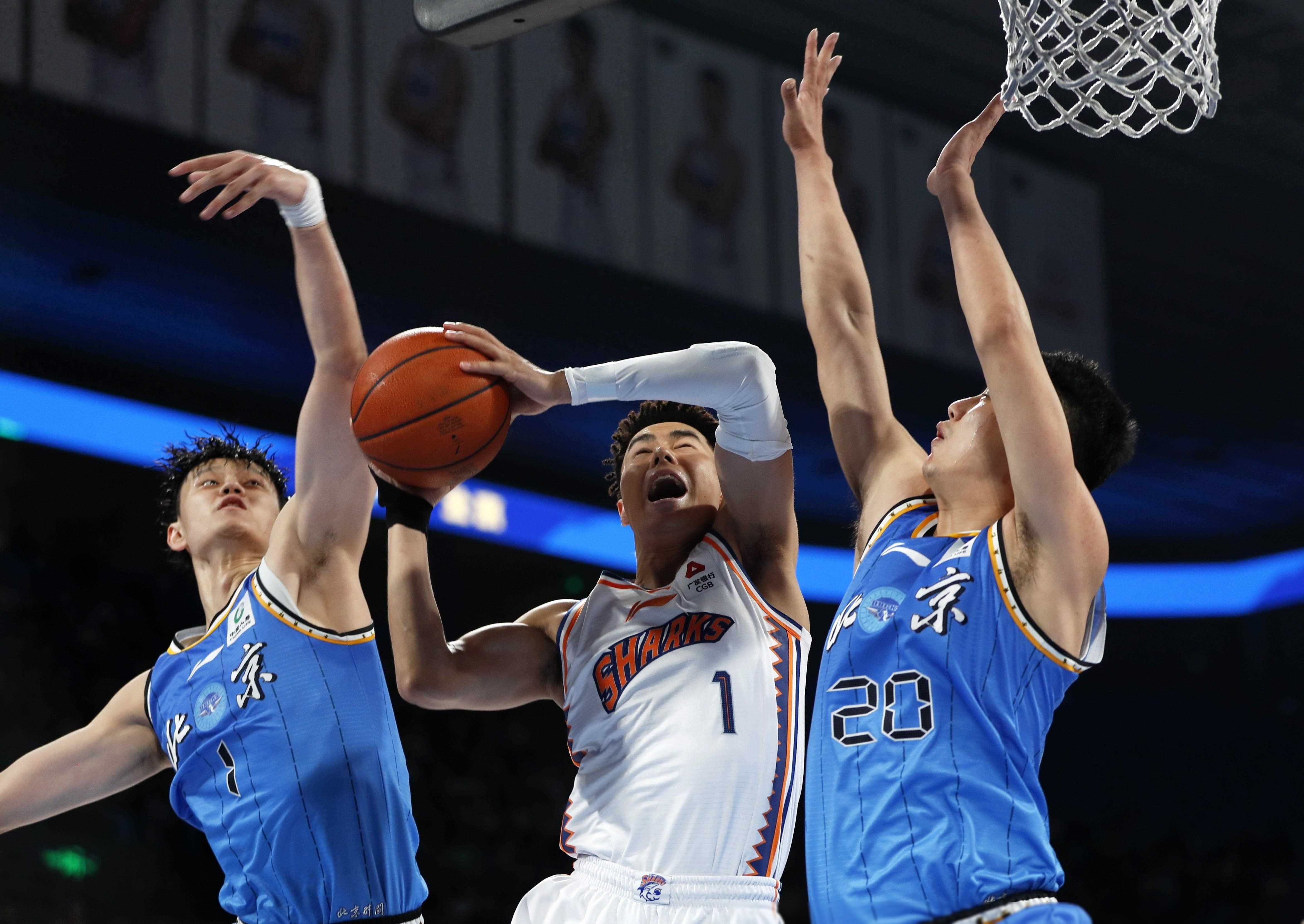 防守反击，球队抓住对手失误获得胜利的简单介绍