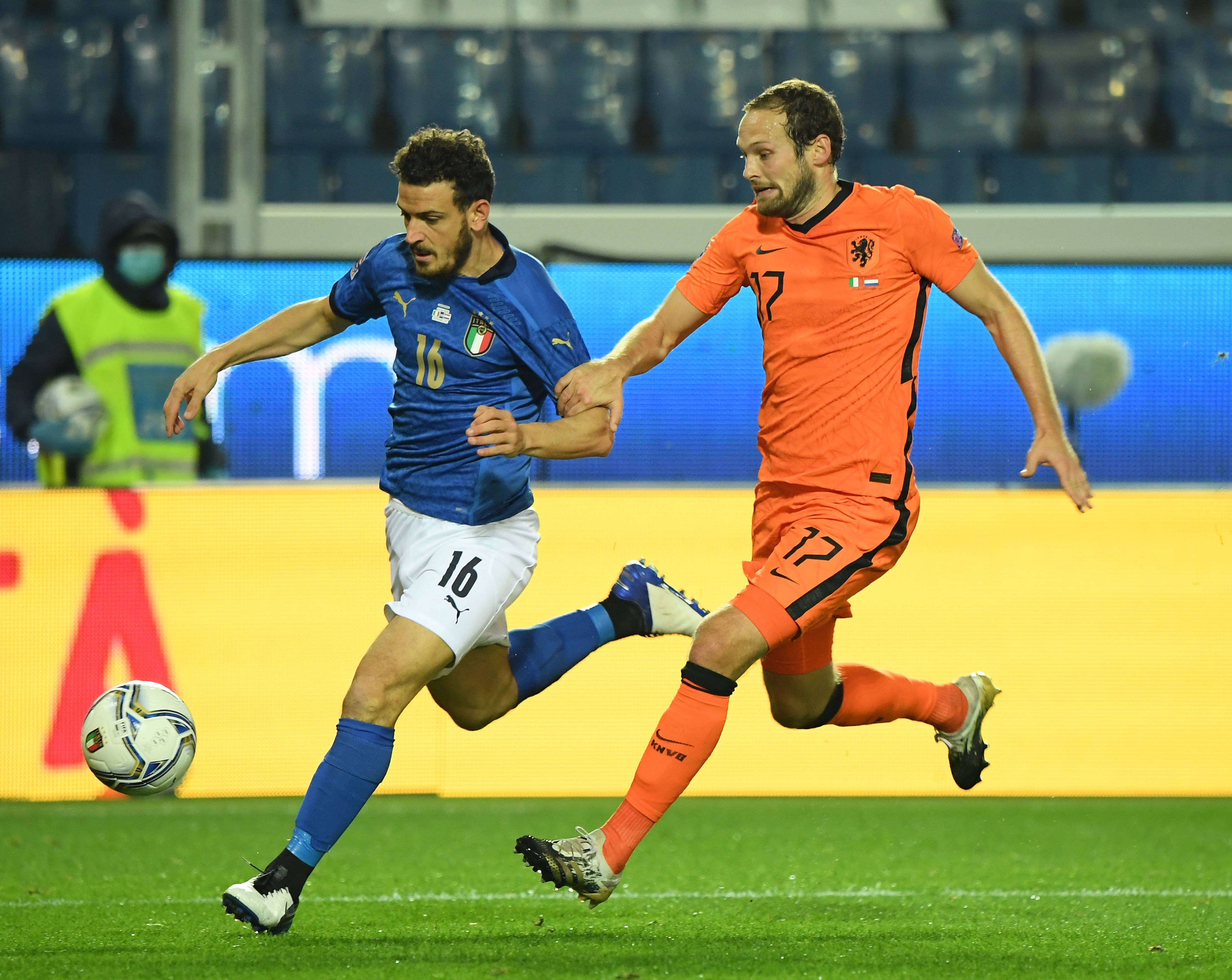 欧洲足球比赛激战中，球员表现出色