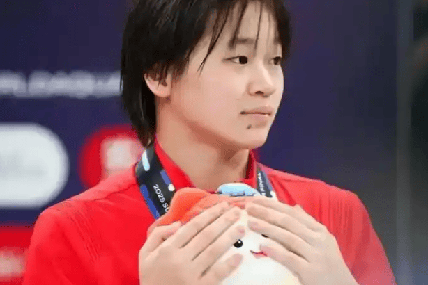 意大利运动员高佑思夺得冠军，在赛场上闪耀光芒