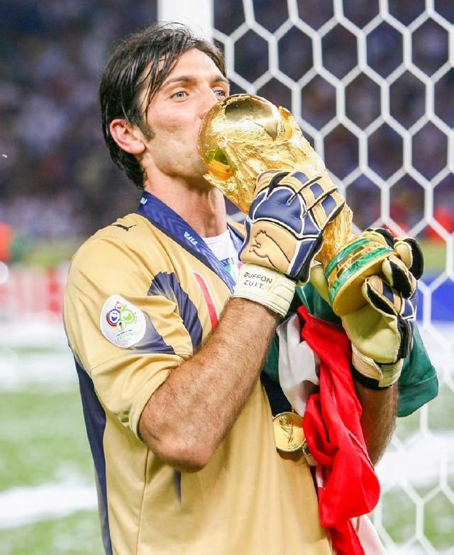 布冯正式宣布退役，结束22年传奇门将生涯的简单介绍