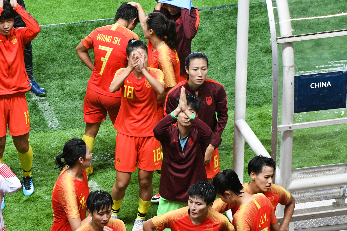 足球场上风起云涌，球员奋勇拼搏