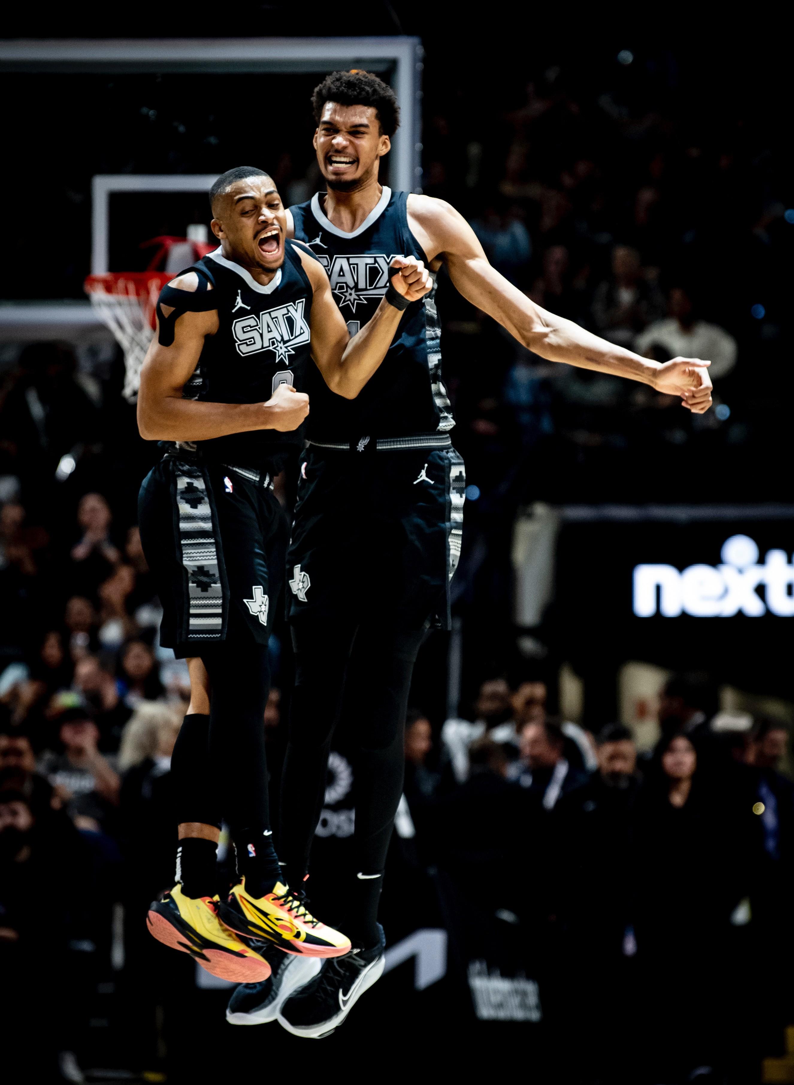 快船主场大胜马刺,保罗贡献全场最高得分 快船主场大胜马刺,保罗贡献全场最高得分