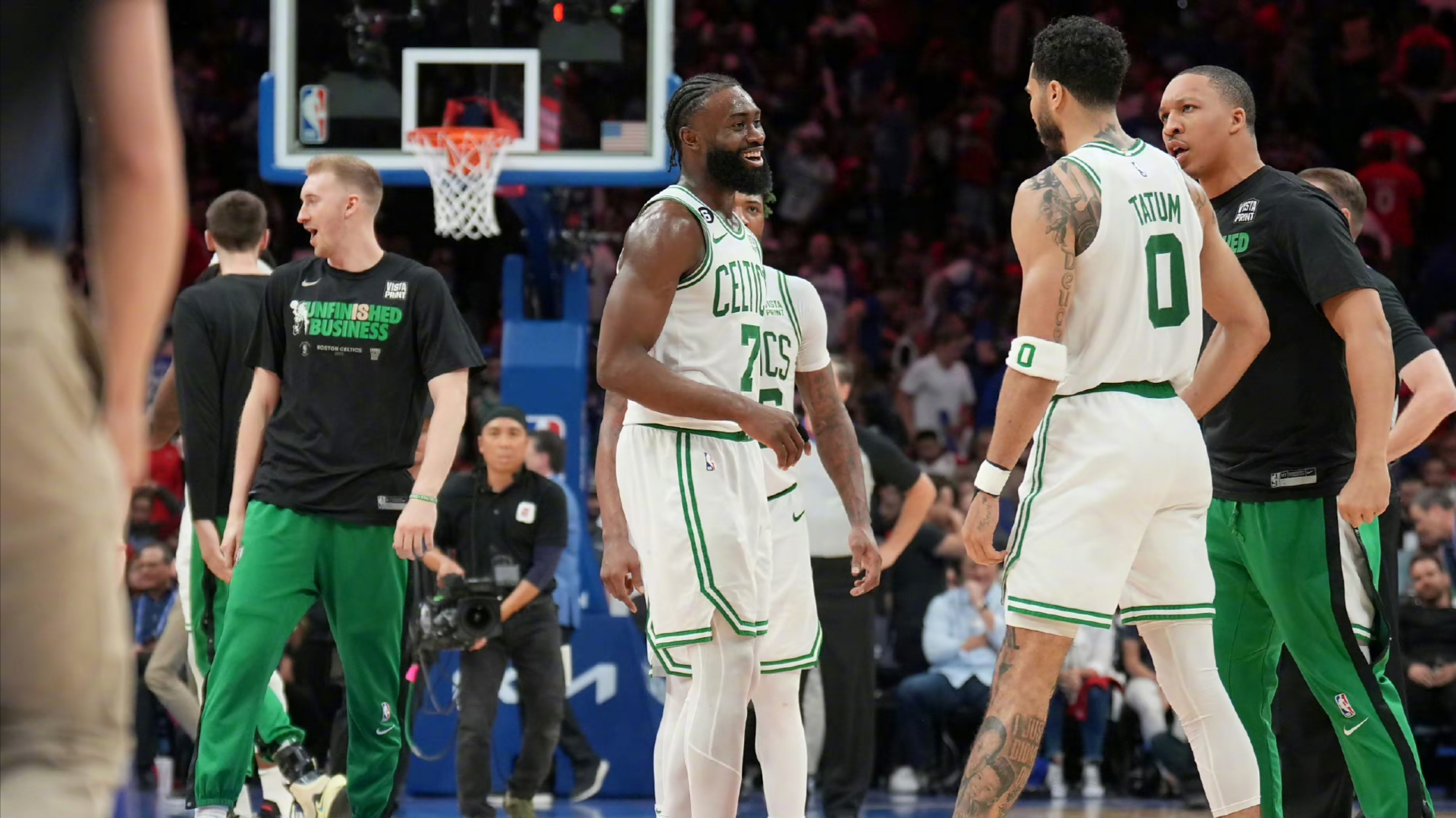 包含76人险胜凯尔特人，继续保持不败纪录的词条