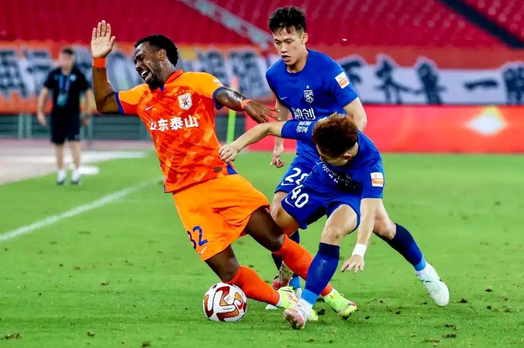 重庆力帆主场不敌广州恒大,遭遇失利 重庆力帆主场不敌广州恒大,遭遇失利