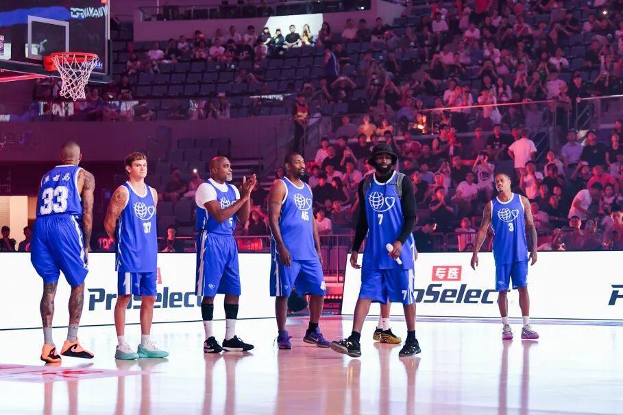 篮球巨星个人表现精彩,队友团结配合 篮球巨星个人表现精彩,队友团结配合